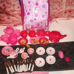 MISCELLANEOUS COLORFUL LOT OF GIRLS PLAY DISHES WITH A TRAVELING BARBIE BACKPACK